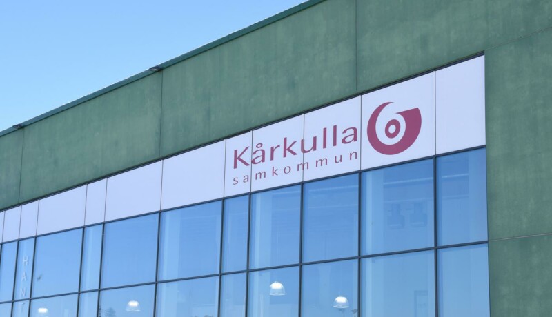 ett hus med fönster