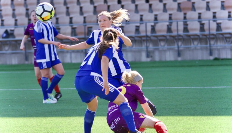 Några fotbollsspelare på en plan.