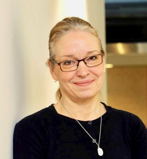 en kvinna med glasögon