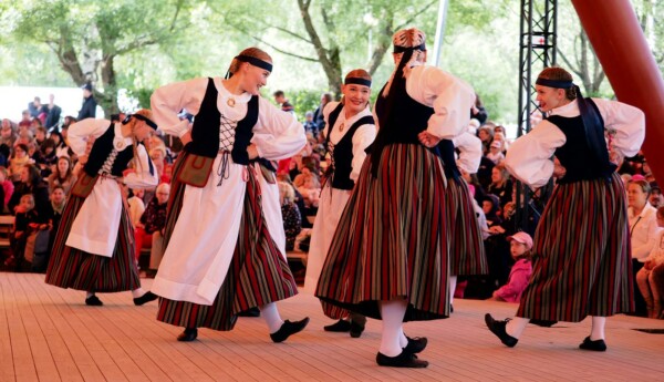 Folkdansare som dansar.