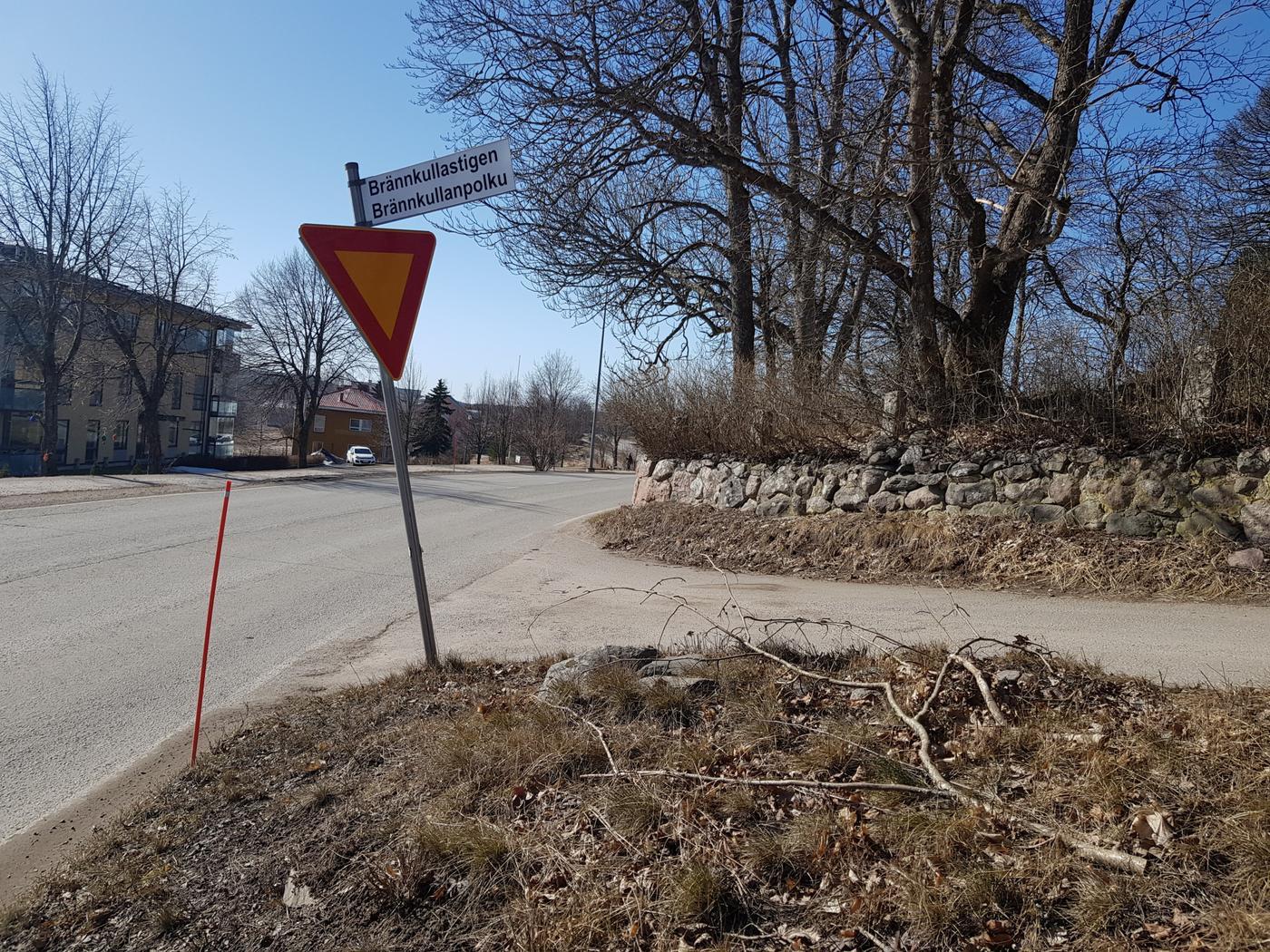 Väganslutning med trafikmärke för väjningsplikt