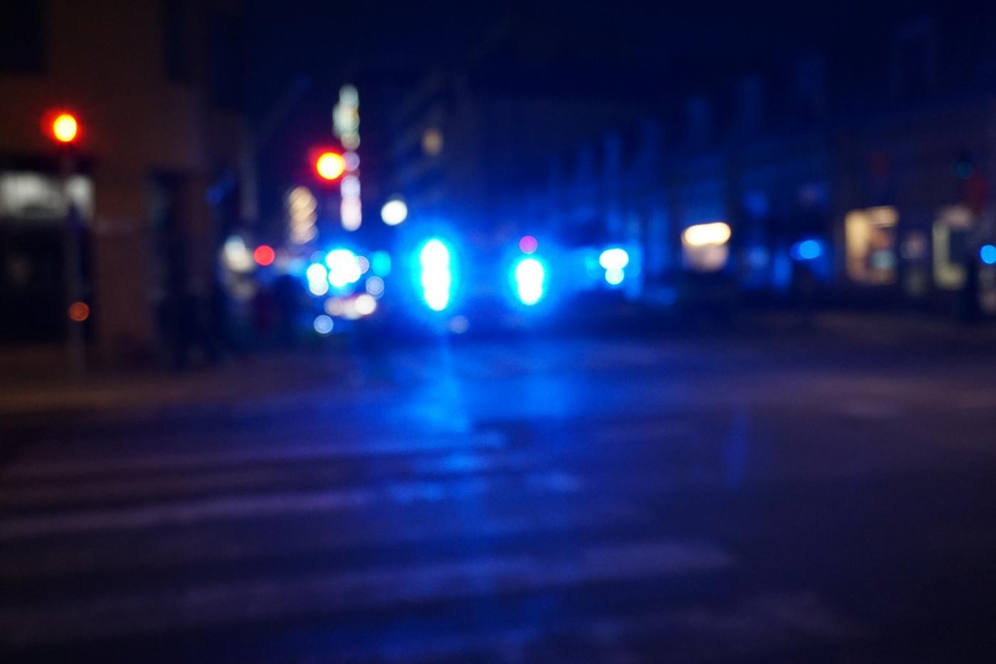 Suddiga blåljus på distans i mörker