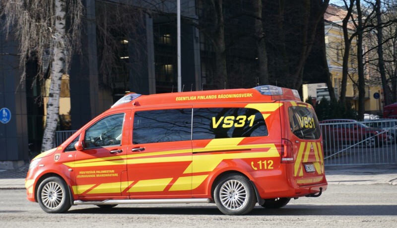 En röd transportbil som tillhör räddningsverket