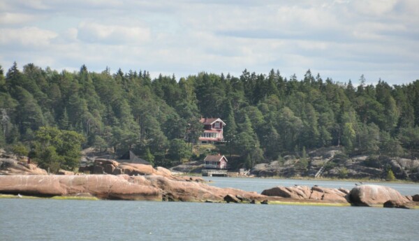 sommarstuga invid en strand med klippor