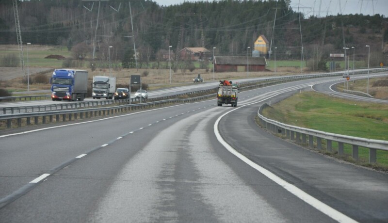 långtradare kör på motorväg