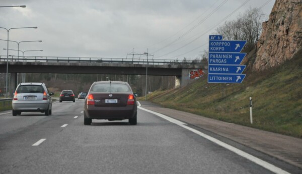 bilar kör på en motorväg i gråmulet väder