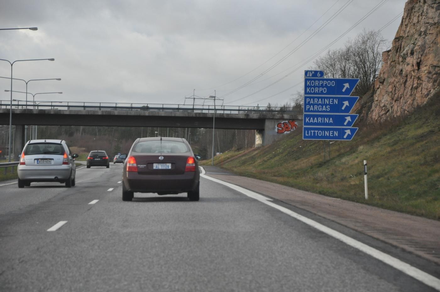 bilar kör på en motorväg i gråmulet väder