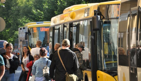 Människor stiger på buss