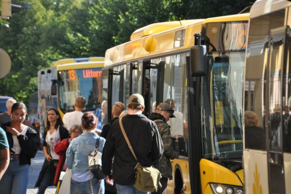 Människor stiger på buss