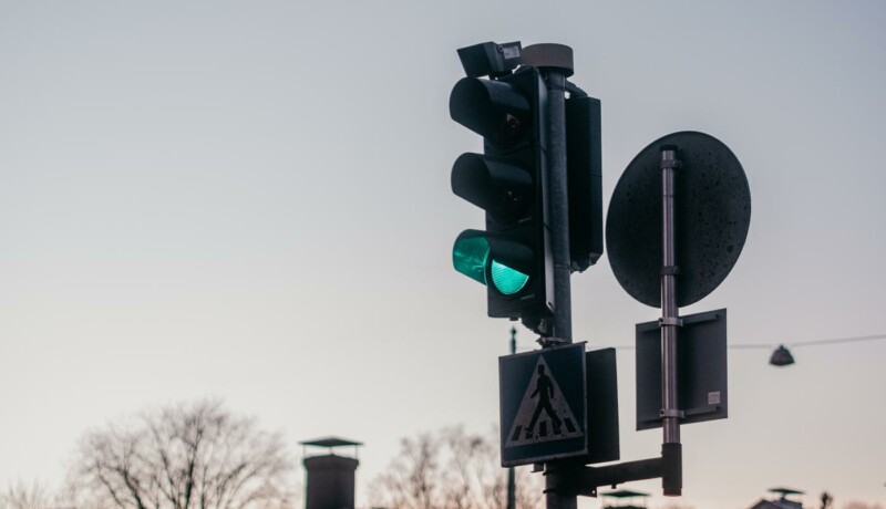 Grönt trafikljus i närbild