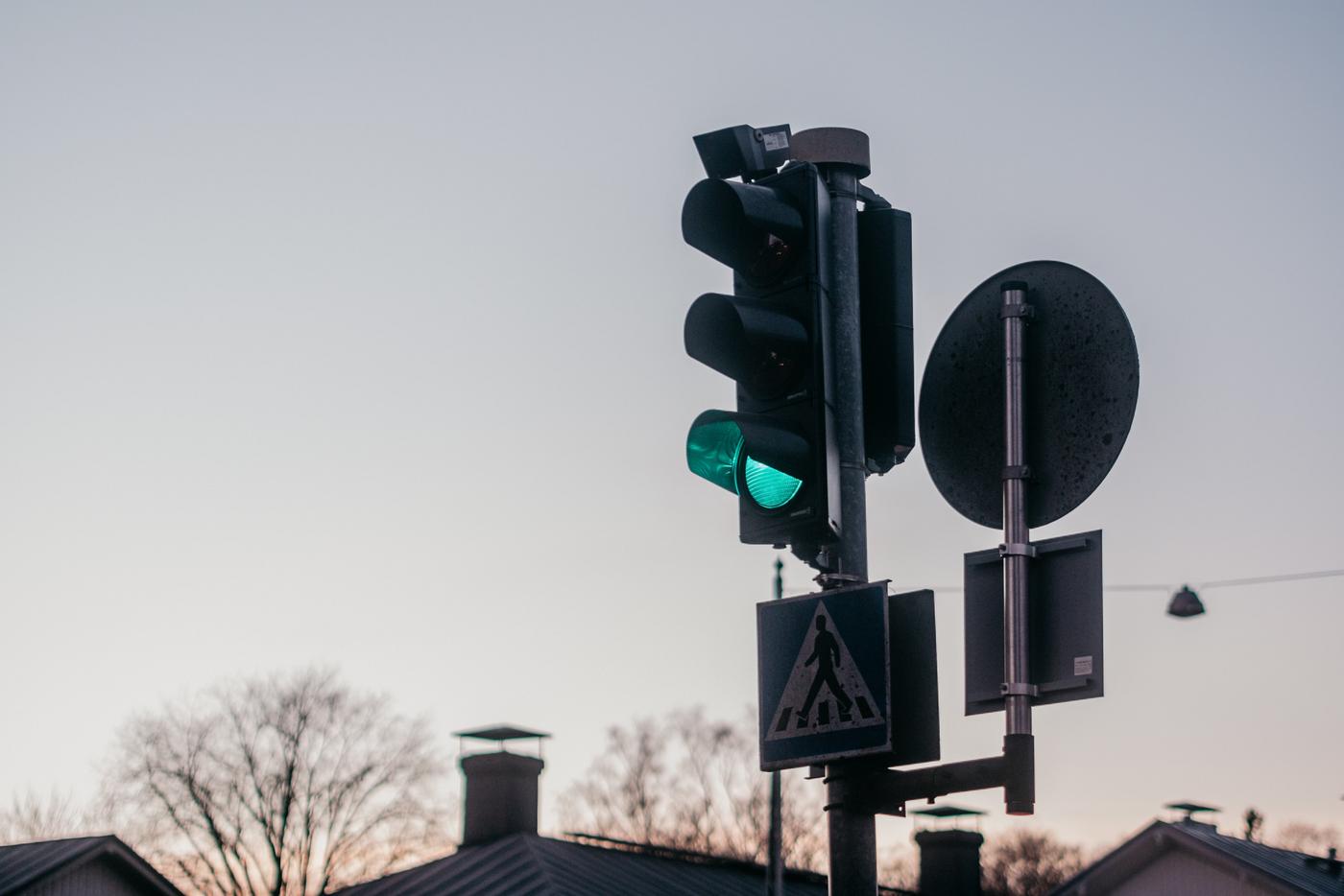 Grönt trafikljus i närbild