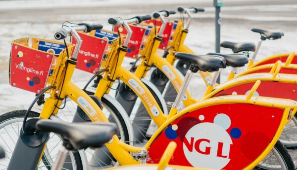 hyrcyklar i ett cykelställ