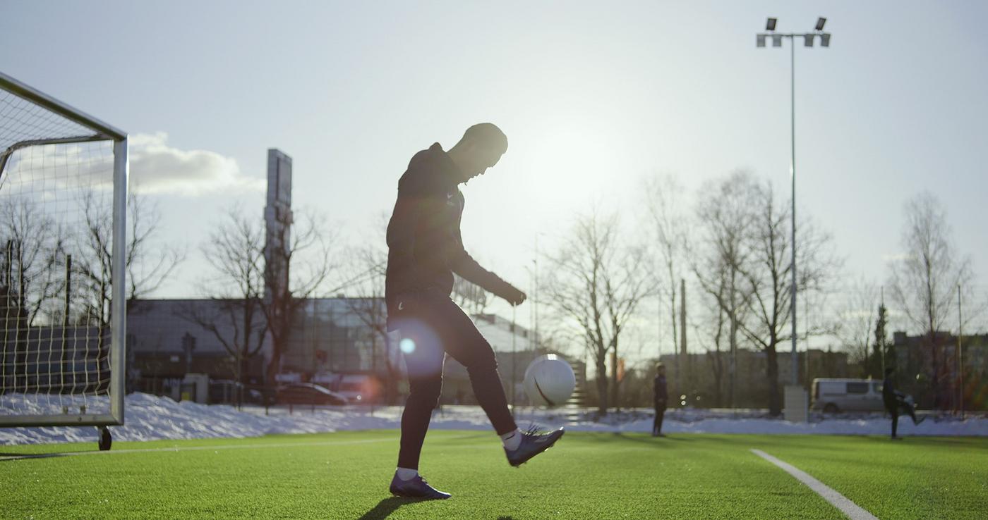 En spelare på en grön fotbollsplan.