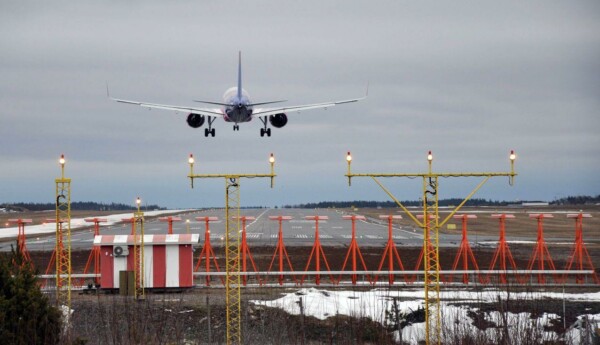 Flygplan landar på Åbo flygplats