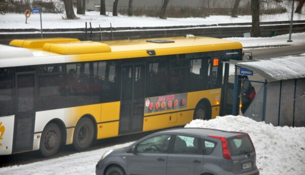 en resenär stiger på en buss i snön