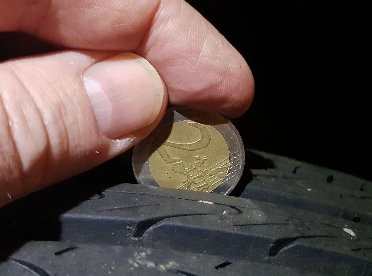 Mönsterdjupet på ett bildäck kollas