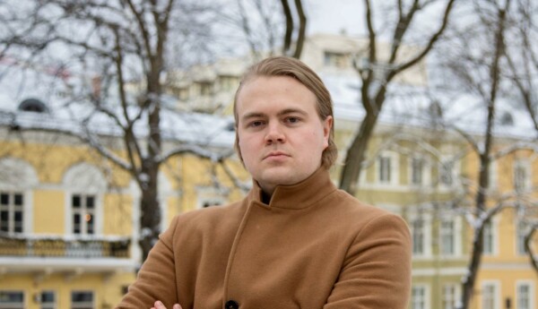 ung herre i park ser bestämd ut