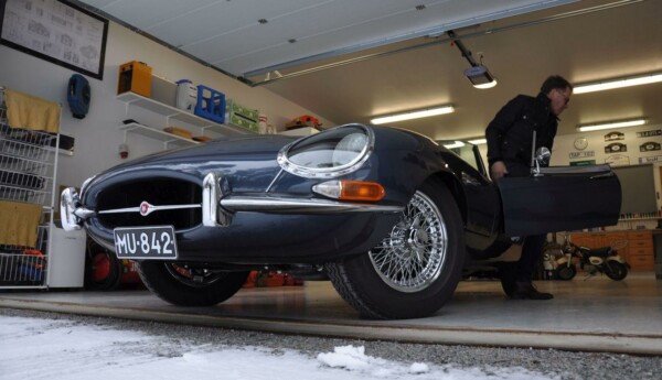 Gammal sportbil i garage