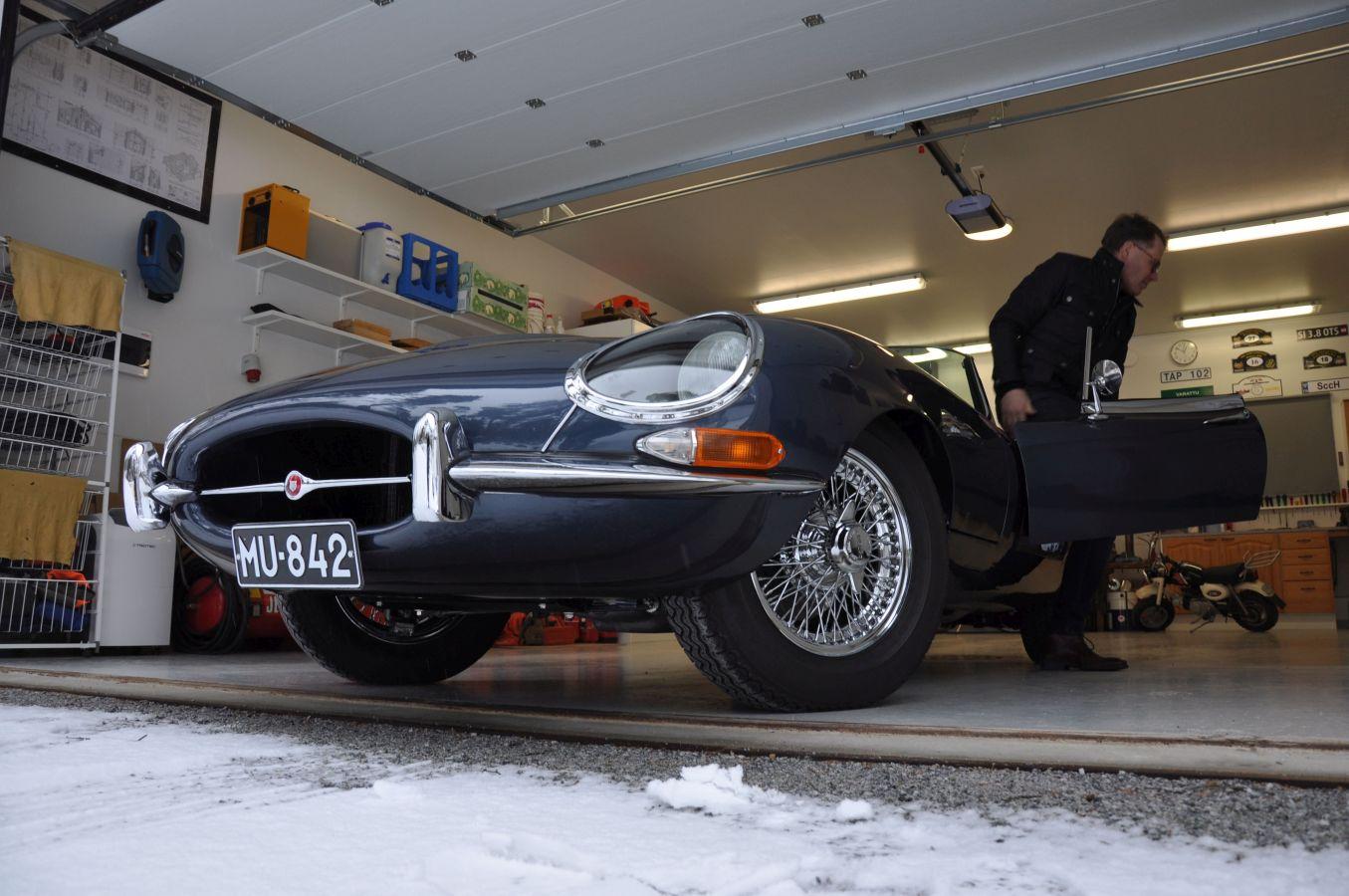Gammal sportbil i garage