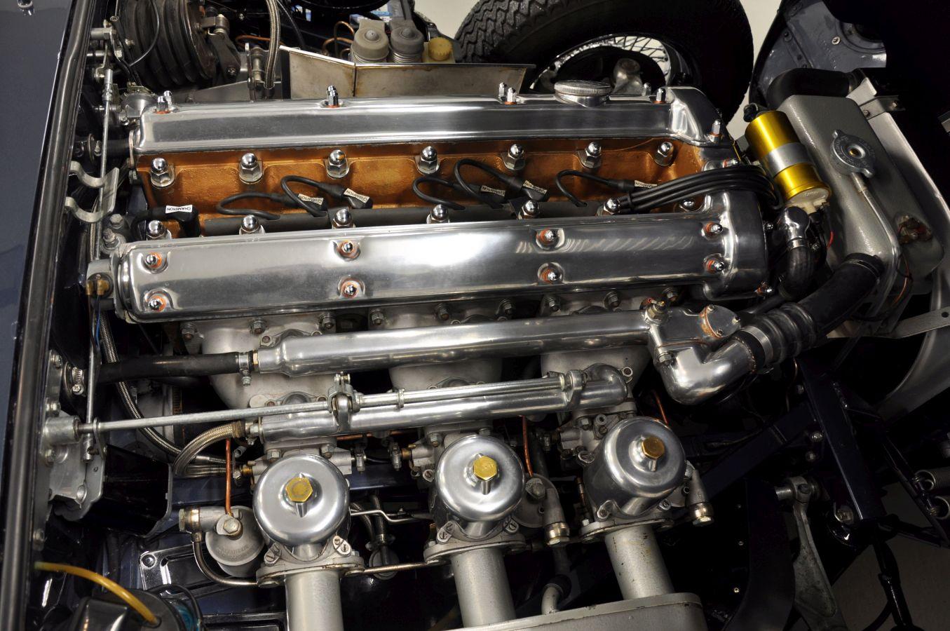 Gammal bils motor