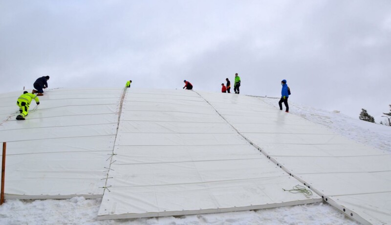 en snöhög med en massa människor