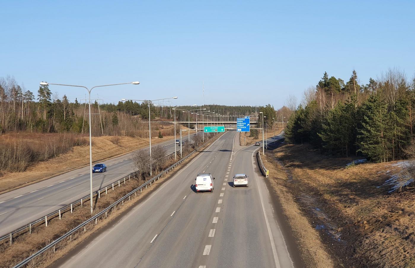 Motorväg med några bilar.