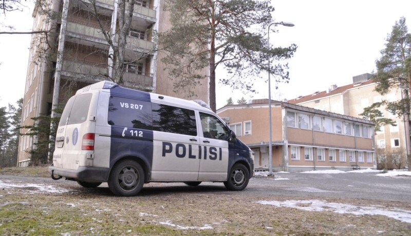 en polisbil framför ett hus