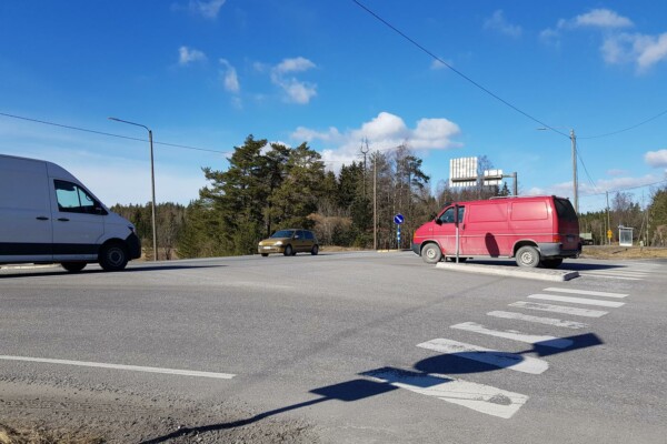 livligt trafikerad korsning på landsbygden