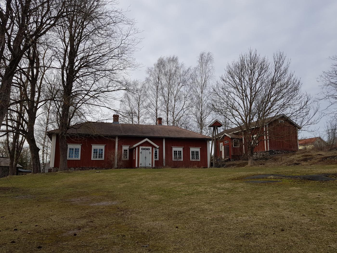 gräsplan och hembygdsmuseum