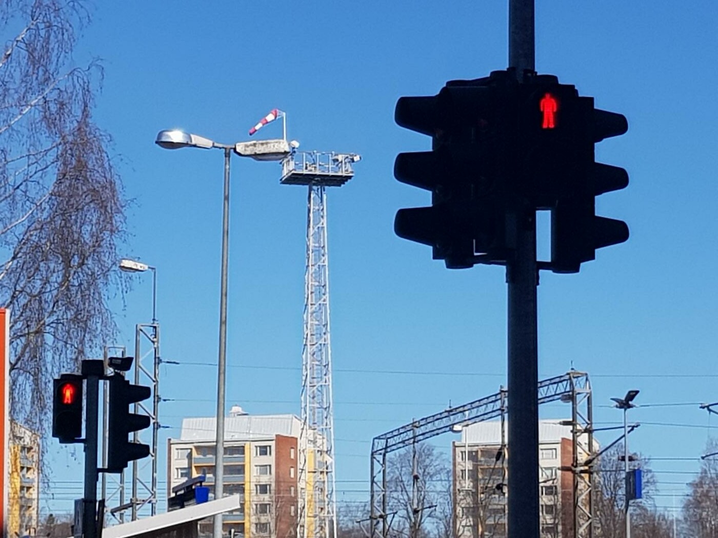 trafikljus och höghus