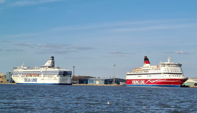 Två passagerarfartyg i hamn