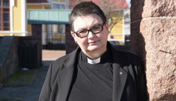 Kvinna i prästkläder.