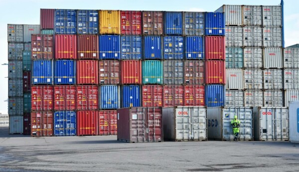 en massa containrar radade på varandra