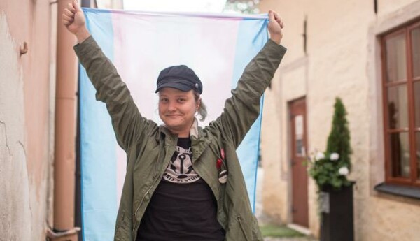 Person som sträcker upp armarna.