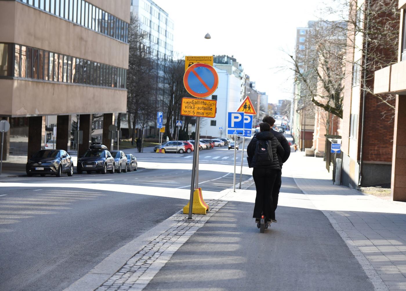 en gata med många trafikmärken