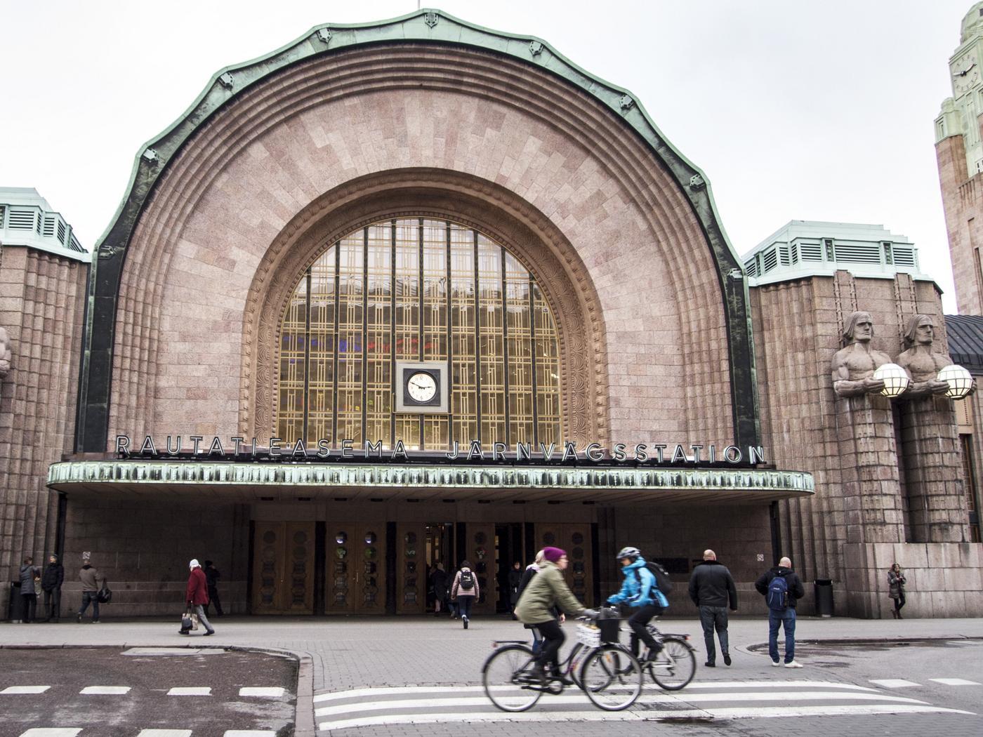 Järnvägsstationens fasad i Helsingfors.