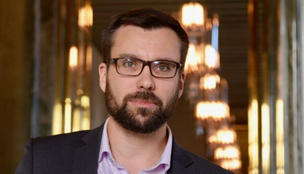 Kostymklädd man inomhus