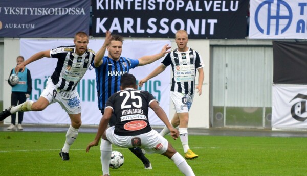 fotbollsspelare i kamp om bollen