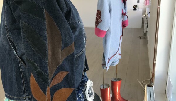 klädesplagg utställda vid ett fönster