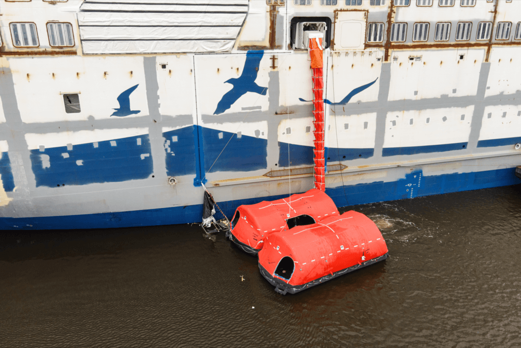 en räddningsflotte utanför ett fartyg
