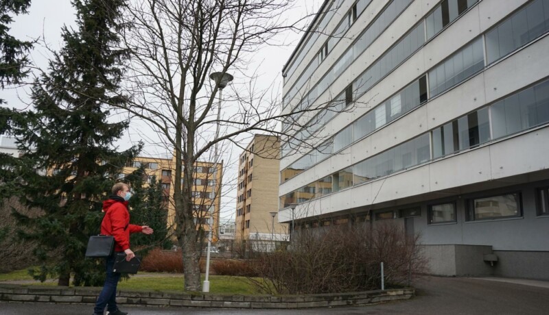 en man står framför ett höghus