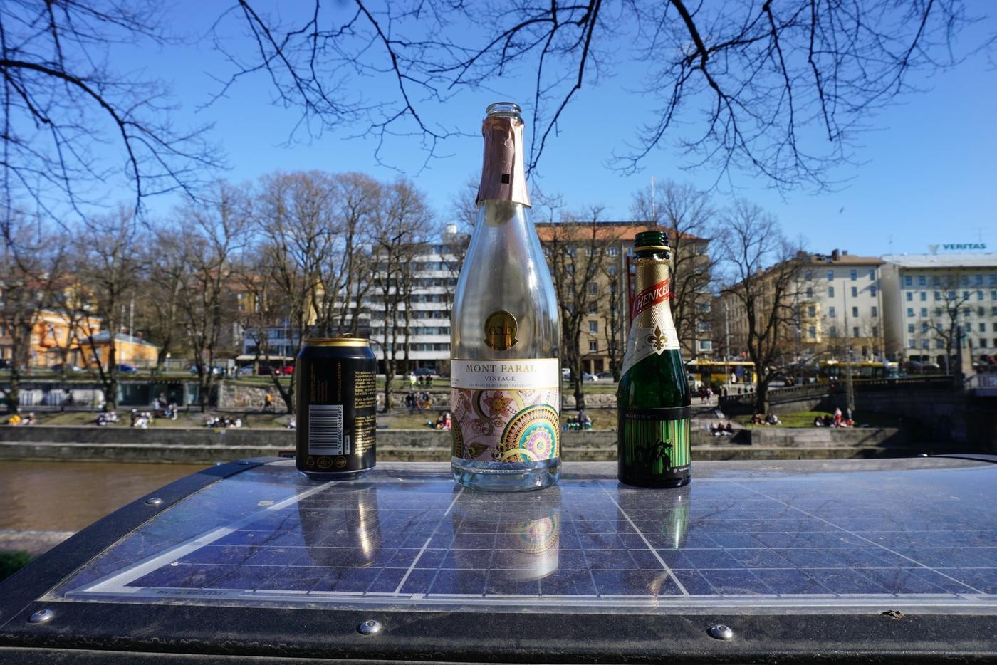 tomflaskor står på rad
