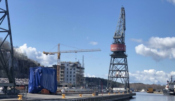 En blå presenning och en lyftkran
