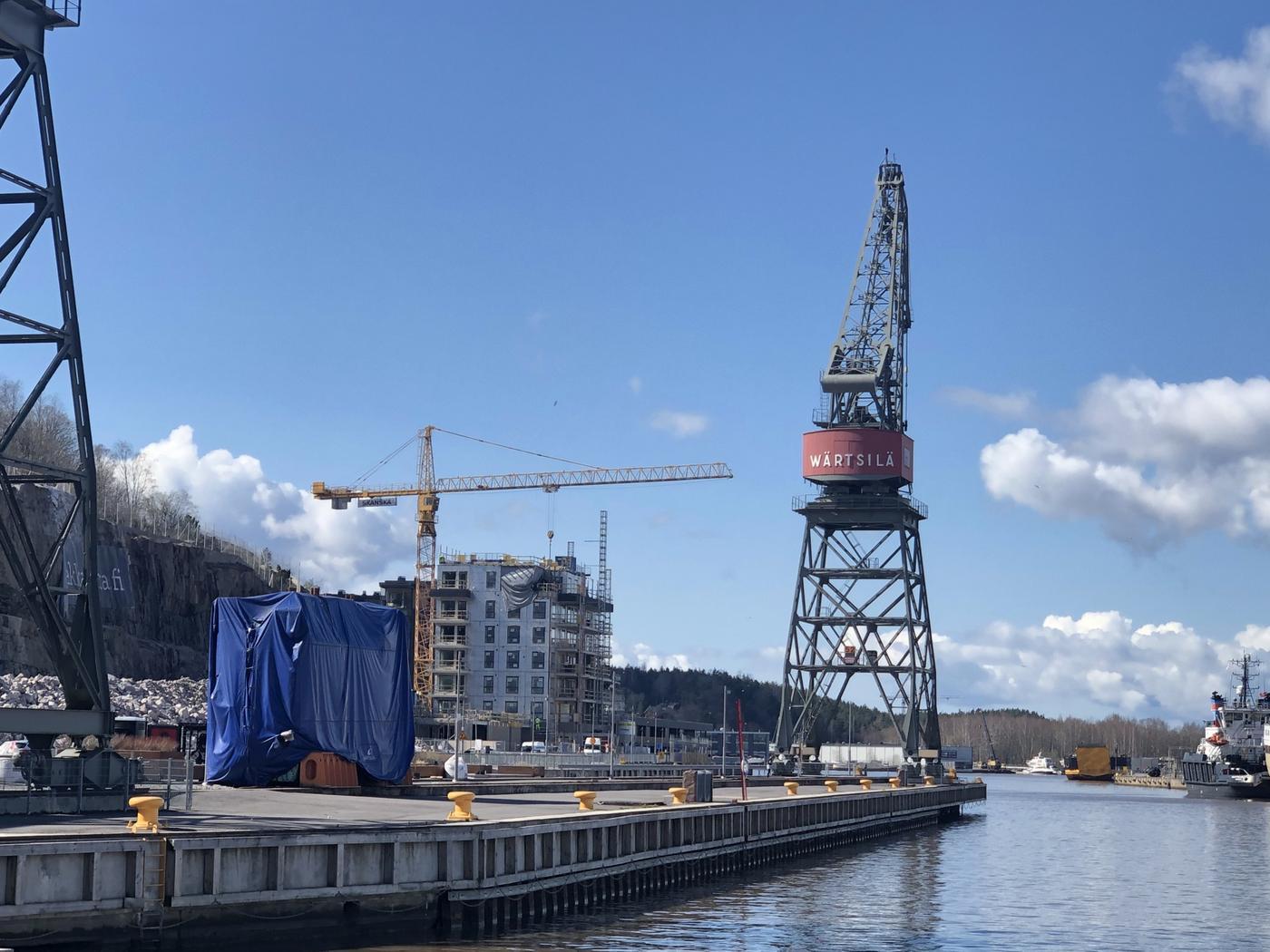 En blå presenning och en lyftkran