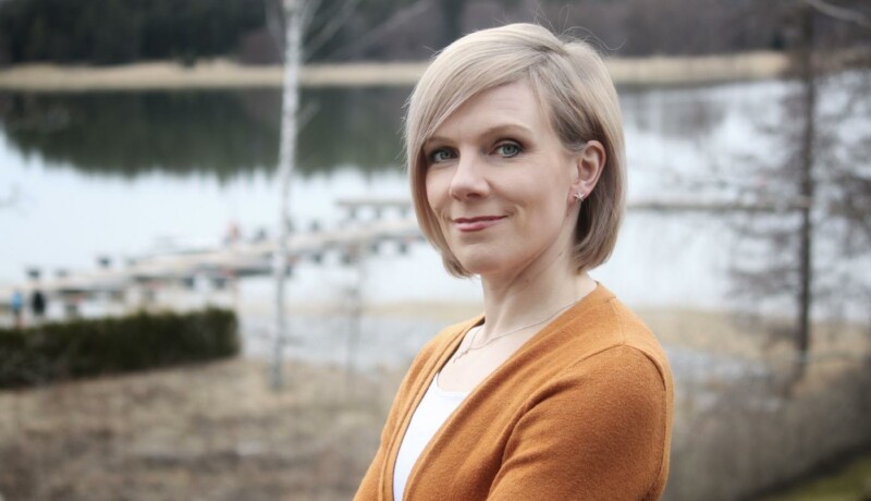 en leende kvinna