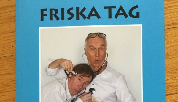 två män utklädda tiill läkare på en bokpärm