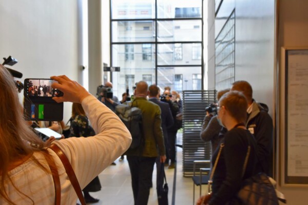 Folkvimmel i tingsrättens lobby