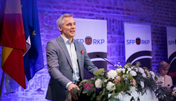 en kostumklädd man står vid ett talarpodium