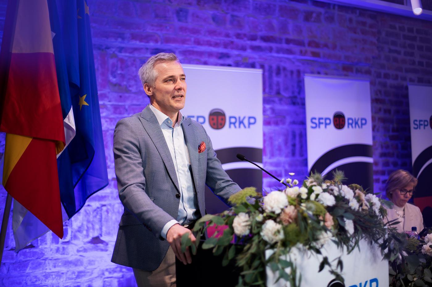 en kostumklädd man står vid ett talarpodium