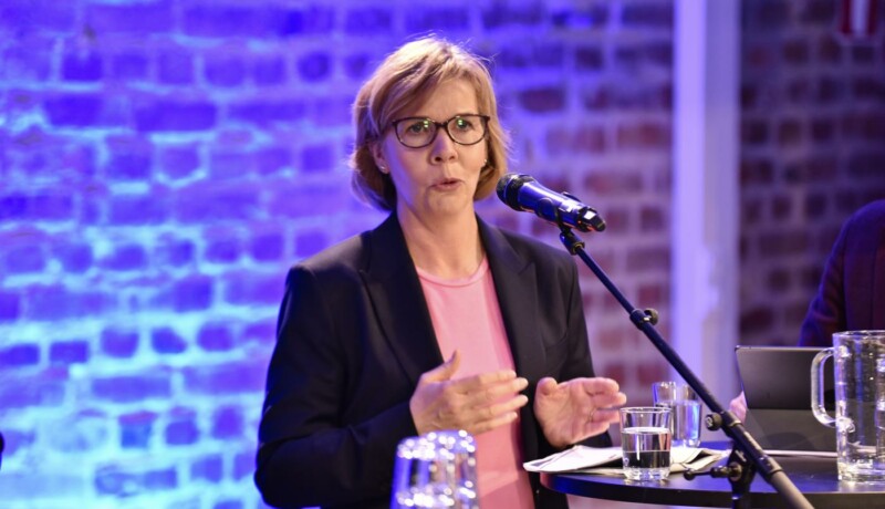 Kvinna talar i mikrofron